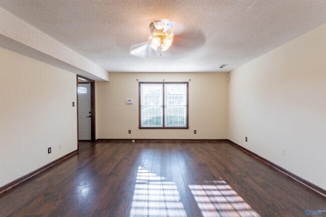 Foto del edificio - 2221 Westmead Dr SW