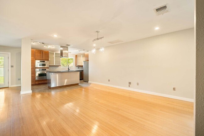 Foto del edificio - Captivating 3 Bedroom, 2 Bath Home in Cres...
