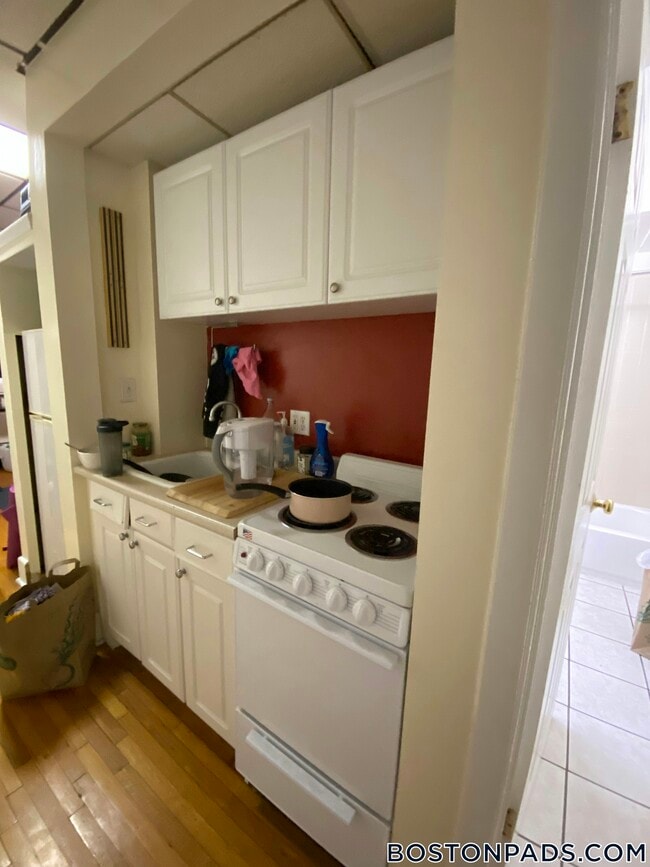 Building Photo - 879 Beacon St