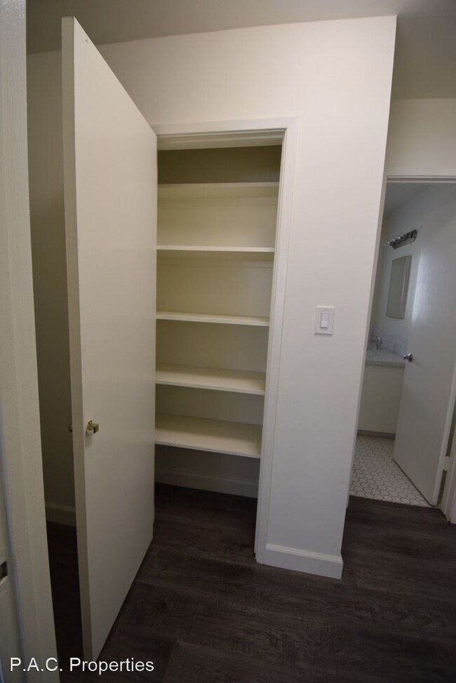 Building Photo - 1 br, 1 bath Apartment - 5230 Kester Avenu...