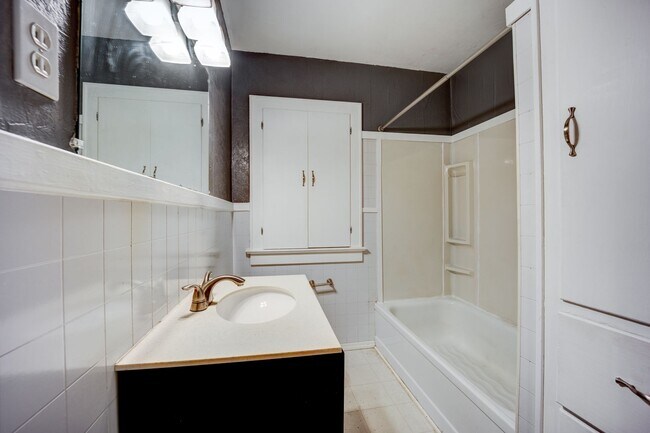 Foto del edificio - FREE MONTH RENT! Freshly Updated 3 Bedroom House