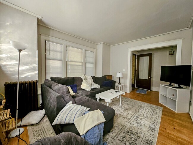 Foto del edificio - 2942 N Frederick Ave