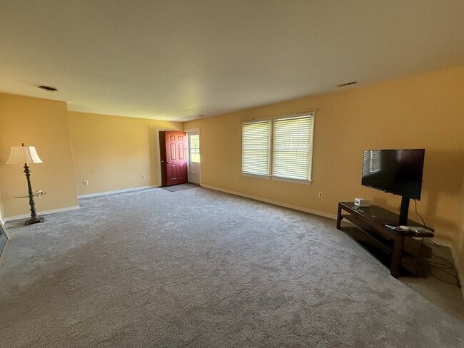 Building Photo - 12 Nelson Dr