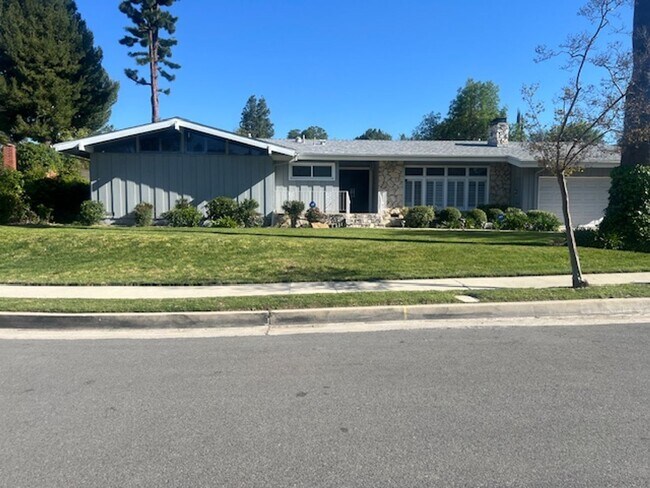 Building Photo - Beautiful One Level, 3 Bedroom, 3 Bathroom Tarzana Pool Home for Lease!