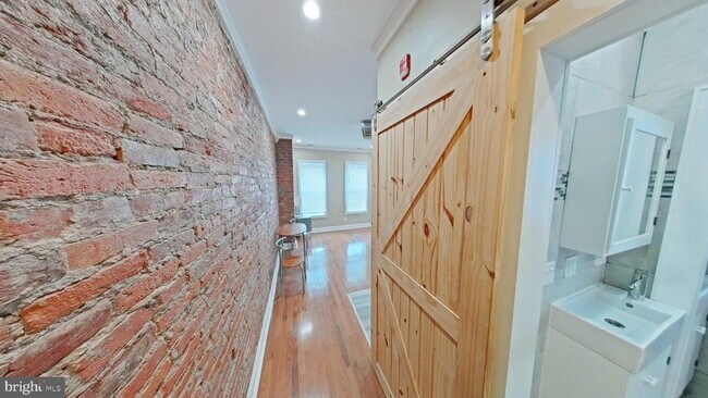 Building Photo - 122 N 53rd St