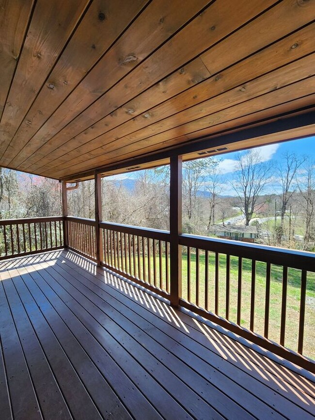 Foto del edificio - LOCATION! Black Mountain Log Cabin with a ...