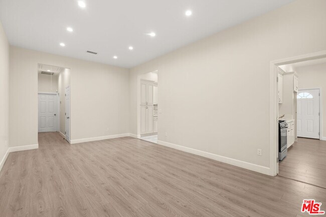 Foto del edificio - 6255 Gentry Ave