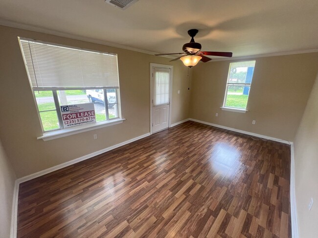 Foto del edificio - 3 bedroom, 1 bathroom home located in Port...