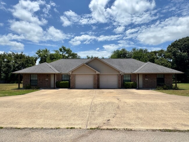 Building Photo - 13343-13343 Country Meadow Ln