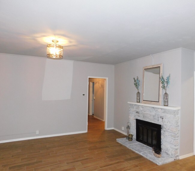 Building Photo - 220 Country Club Cir
