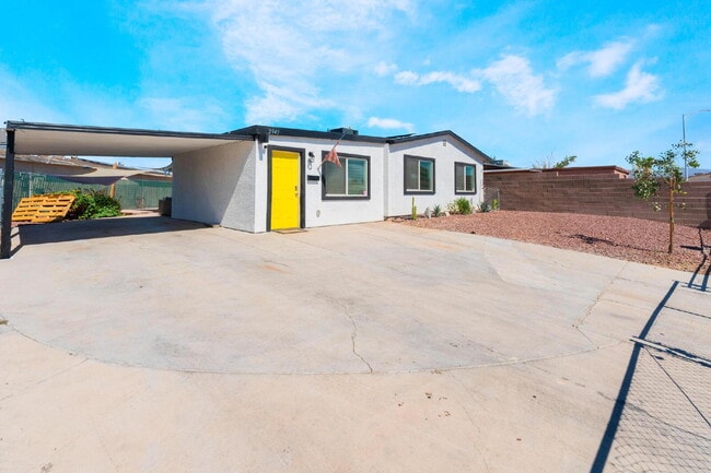 Building Photo - 2 Bedroom 1 bath Single Story Home on Large Lot with Solar and Water Purification