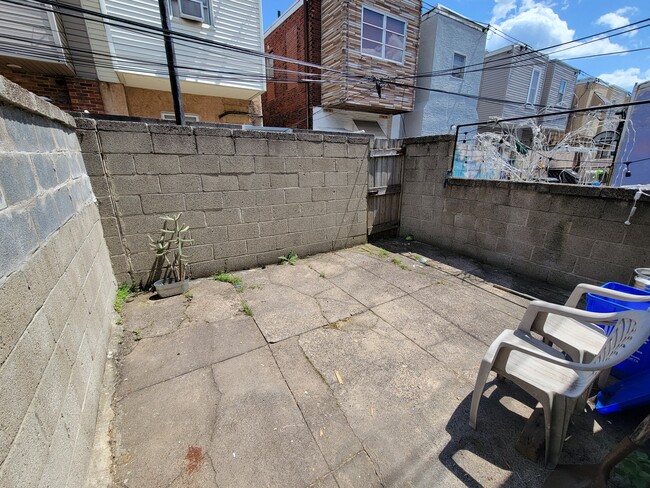 Building Photo - 2427 S Hicks St