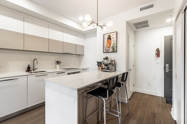 Building Photo - 628 Rue Saint-Jacques