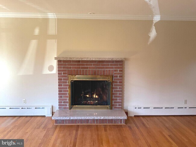 Building Photo - 487 Ewing St