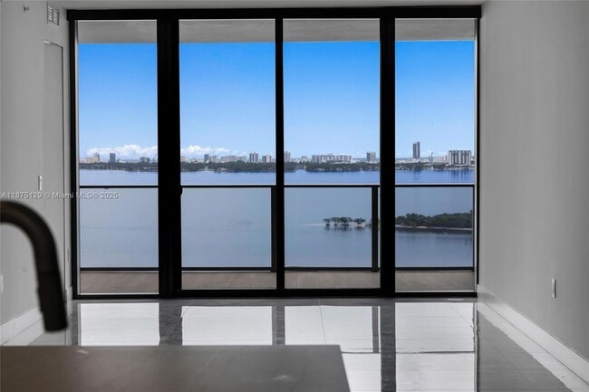 Foto del edificio - 700 NE 24th St