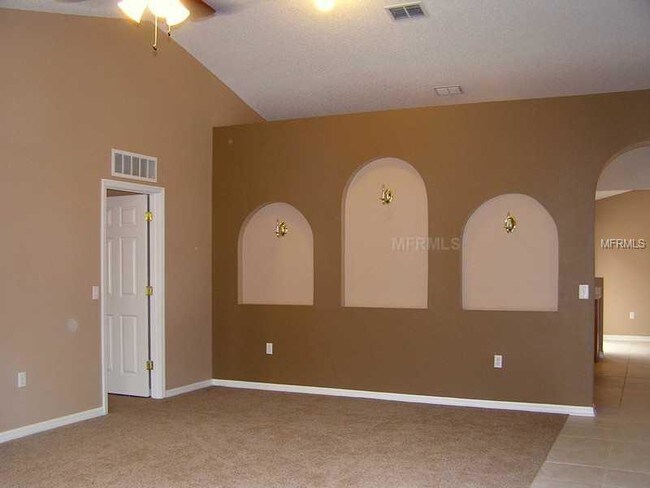 Building Photo - 4/2 in Deltona with fenced in yard!