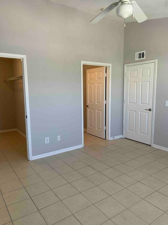 Building Photo - Newly Upgraded and Spacious 2B/2B Unfurnis...