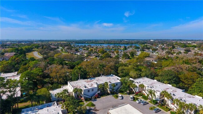 Foto del edificio - 536 Lakeside Dr