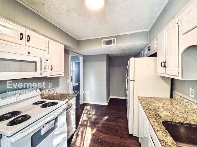 Building Photo - Spacious 3-Bedroom Home with Modern Amenit...