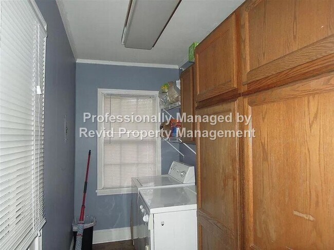 Building Photo - Large 4 Bedroom Home near U of M!! (yard c...