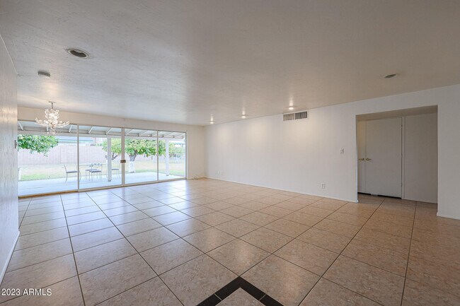 Foto del edificio - 716 E Claremont St