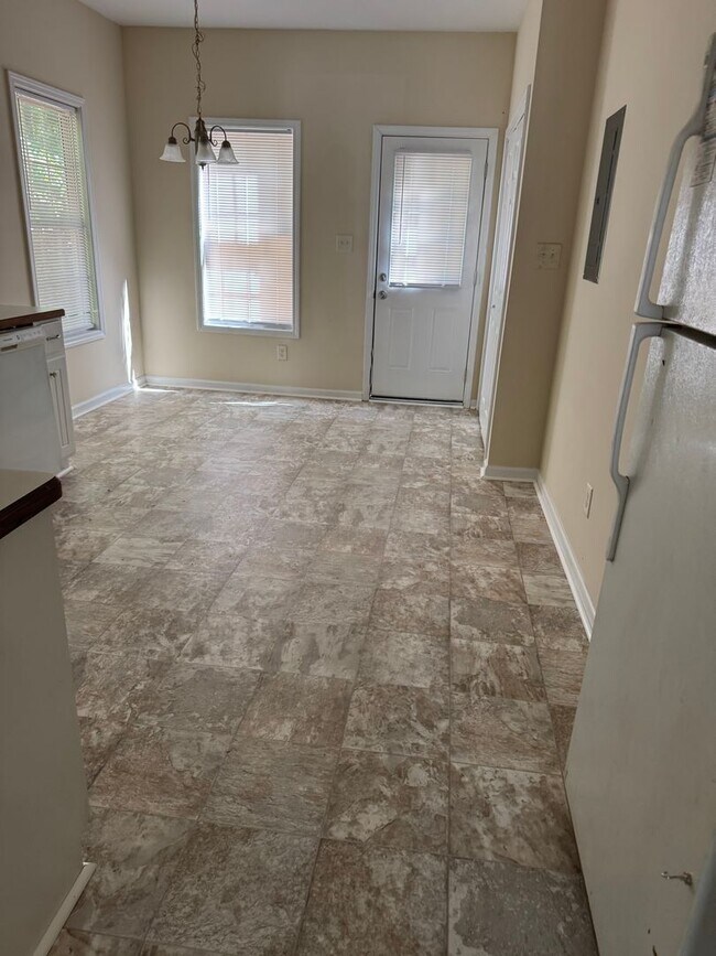 Foto del edificio - New Flooring & Fresh Paint