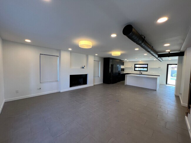 Foto del edificio - POOL HOME IN SHEFFIELD ESTATES!