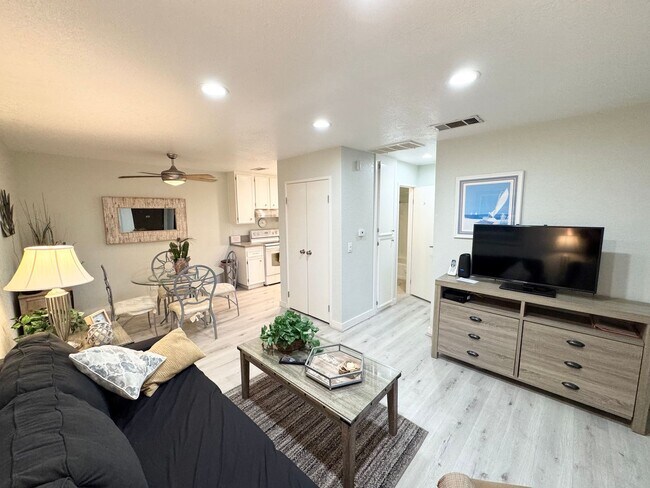 Foto del edificio - Long Term - Beautifully Updated 1 Bedroom Condo in Palm Springs Villas II