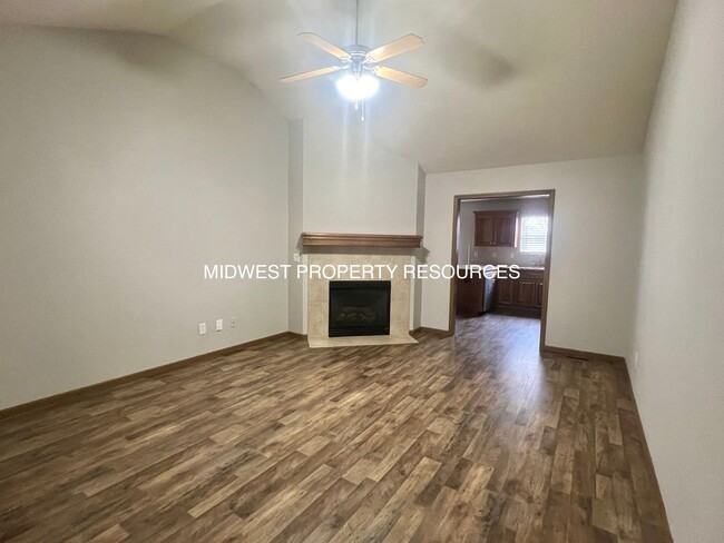 Foto del edificio - Spacious 3 Bedroom, 2 Bath Townhome availa...