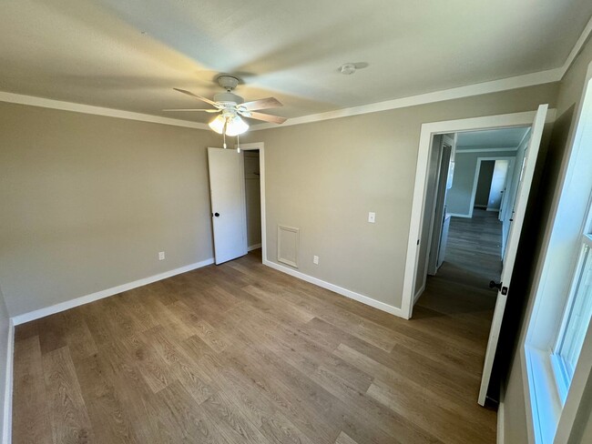 Building Photo - Beautifully Renovated Tiny Home!