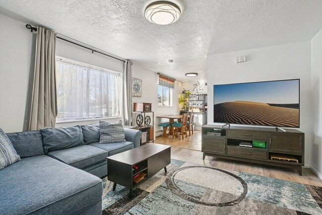 Foto del edificio - Springville Condo with Updated Kitchen, Deck & Creekside Setting