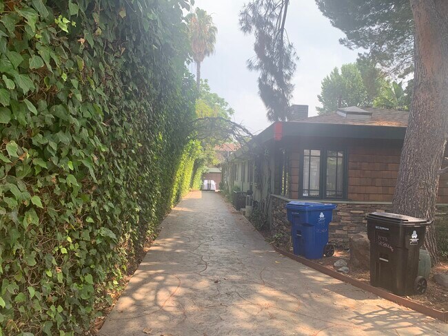 Un agradable viaje en coche hasta su apartamento. - 14715 Greenleaf St