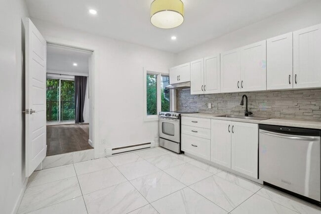 Building Photo - 3937 Rue Sainte-Émilie