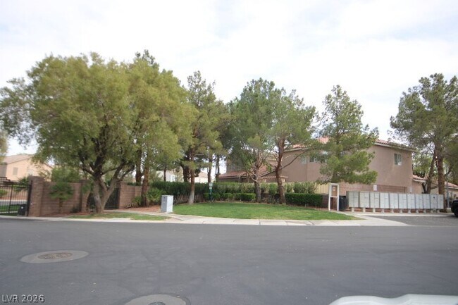 Foto del edificio - 947 Whispering Grove Ave