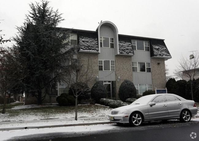 Building Photo - 107 E Curtis