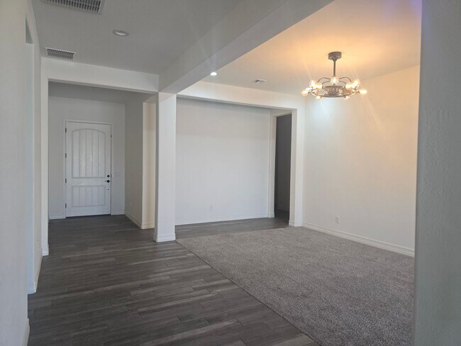 Foto del edificio - Five-bedroom CASITA home with a three-car ...