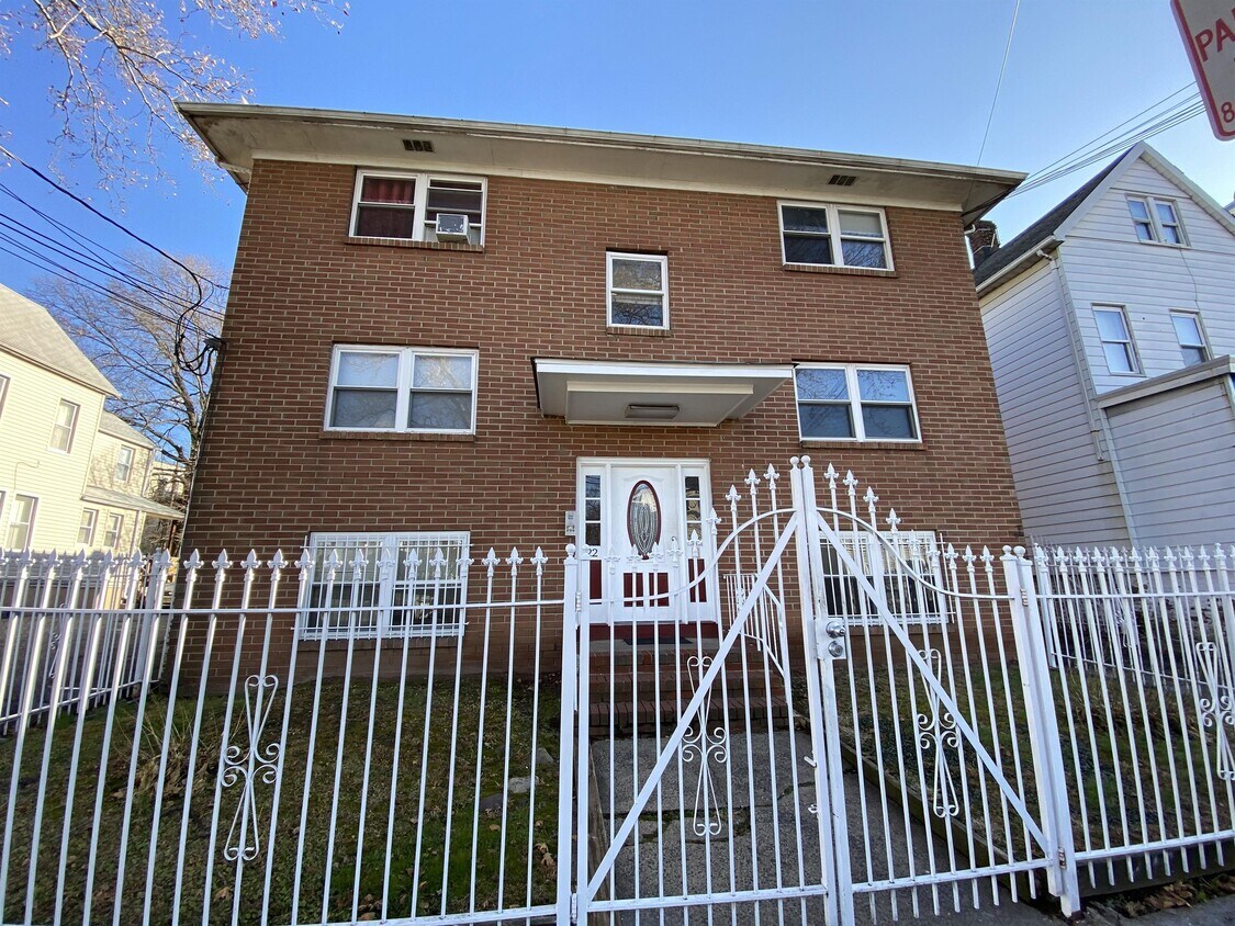 Primary Photo - 22 Howard St