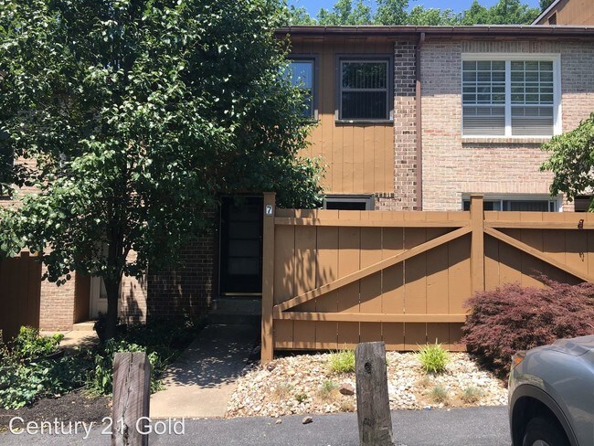 Building Photo - 7 Pinehurst Ct