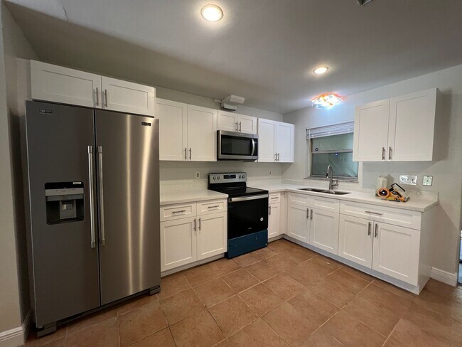 Building Photo - 2/1 Duplex