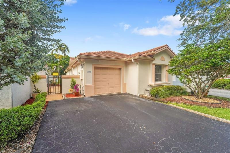 Foto principal - 7542 NW 3 St