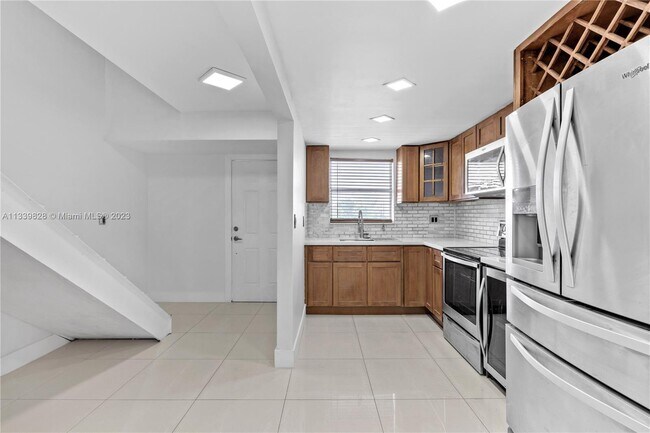 Building Photo - 9375 Fontainebleau Blvd