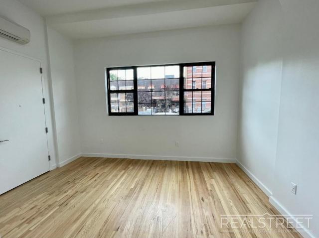Foto del edificio - 4 bedroom in BROOKLYN NY 11207
