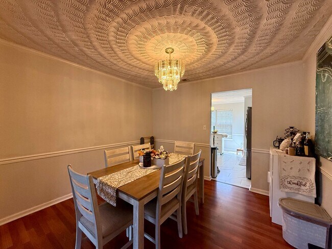 Foto del edificio - Beutifully updated 4 bed 2.5 bath home with large yard!