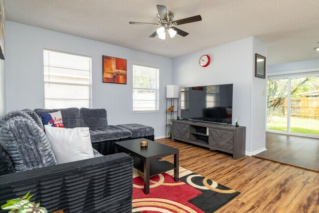 Foto del edificio - 2428 McAdoo Ln