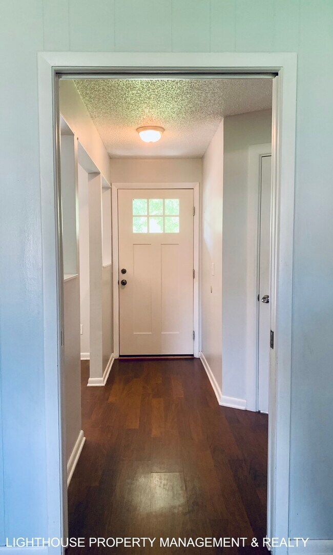 Foto del edificio - Spacious 4-Bedroom, 2-Bath with Fenced Yar...