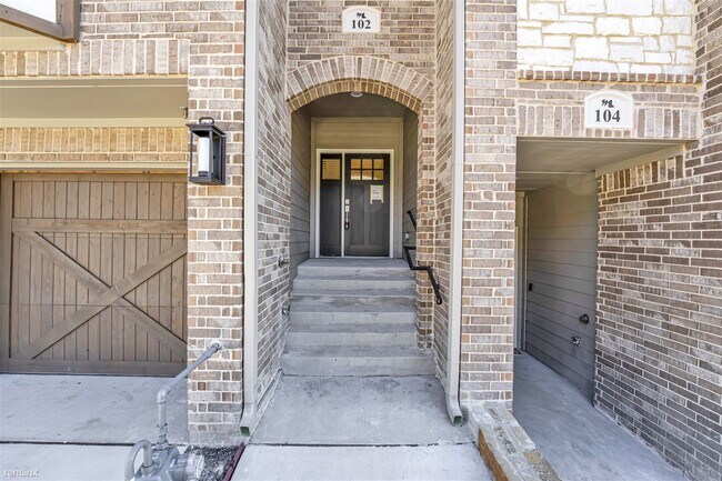 Foto del edificio - 5 br, 3 bath Townhome - 102 Harwood Drive