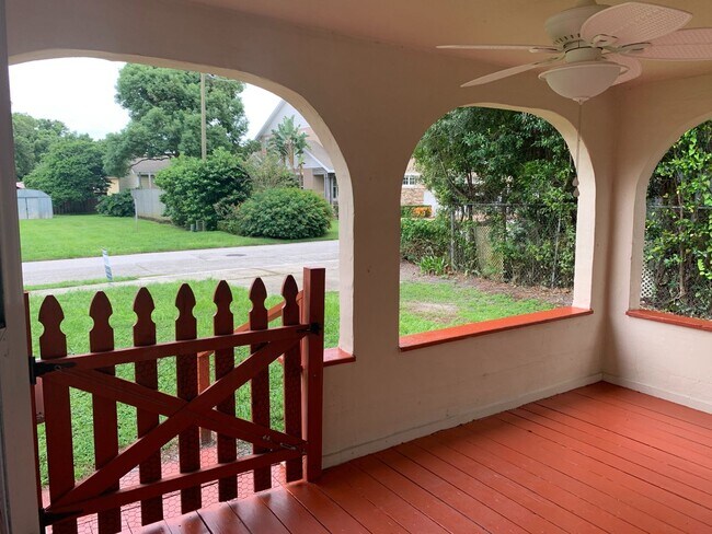 Building Photo - 2 Bedroom, 2  bath , additional room with ...