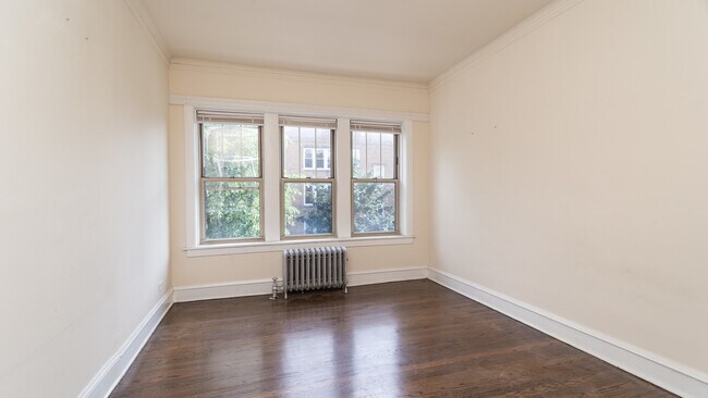 Building Photo - 4744 W Roscoe St