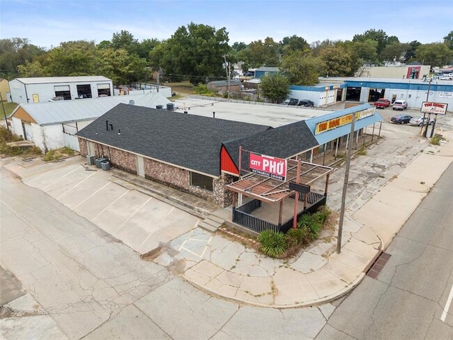 Building Photo - 327 S Green Ave
