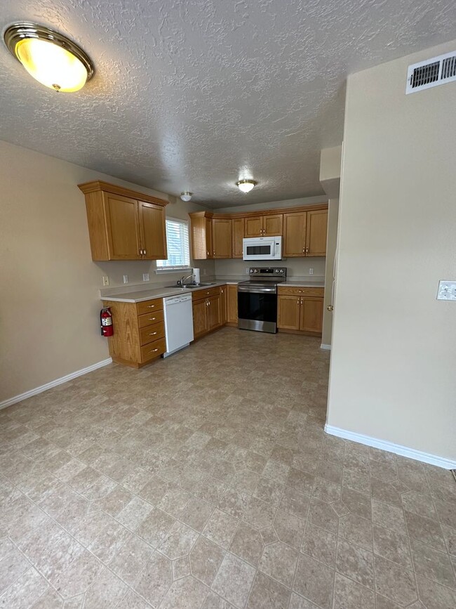 Building Photo - Spacious 2 Bed, 1 Bath Apartment – Modern ...